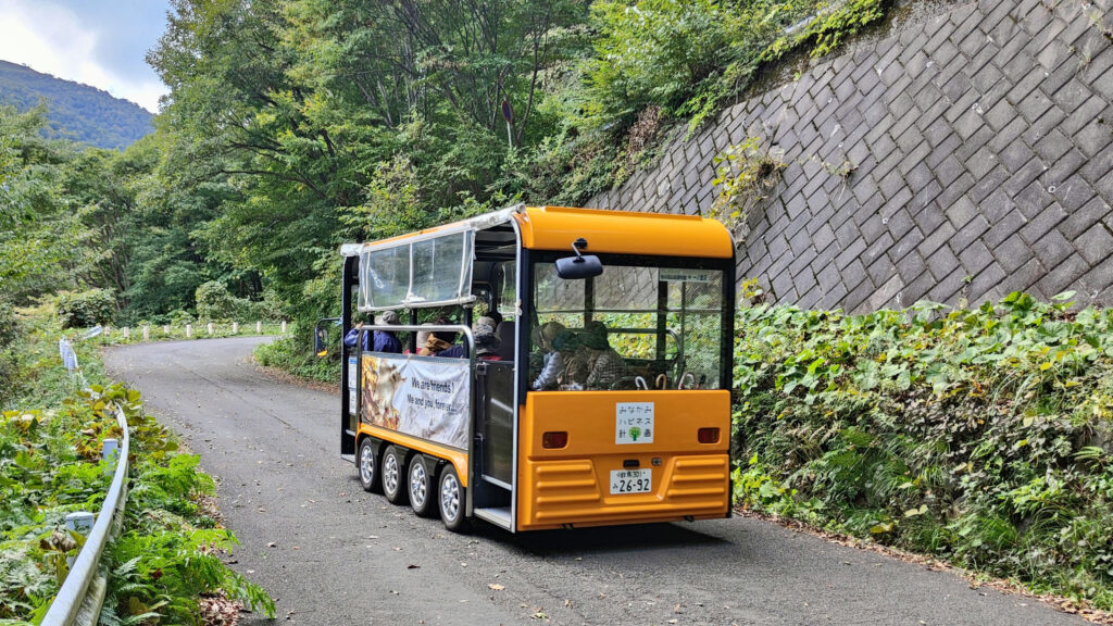 小さいけれど山道を登れるパワフルな電動バス