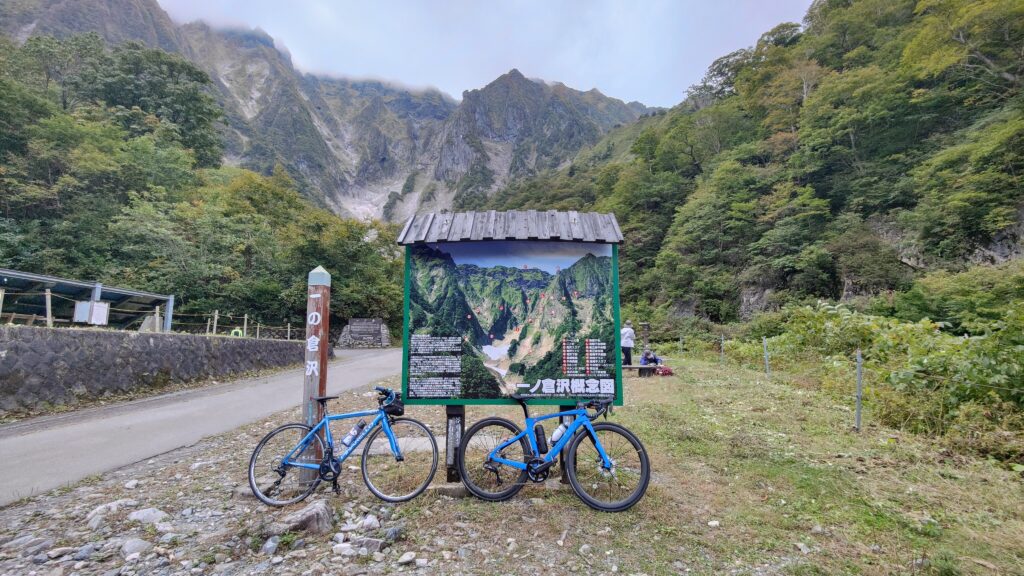 看板の前後には人がたくさんいます