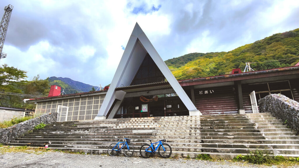 山小屋風に作られた土合駅