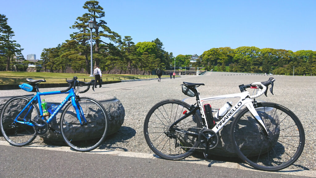 皇居の二重橋前ロードバイク