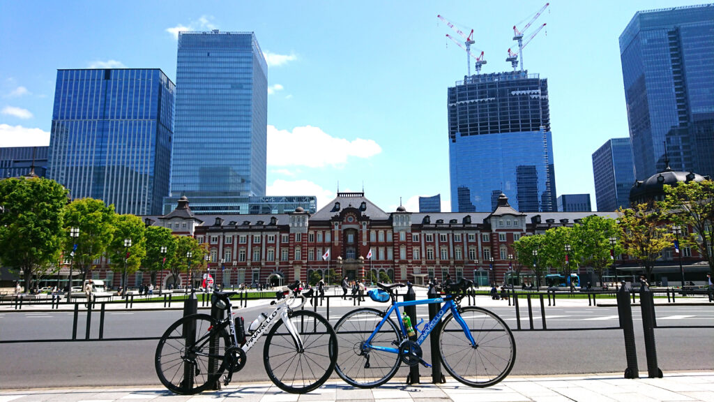 東京駅とロードバイク