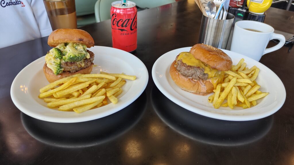 チーズバーガーとブロッコリーチーズバーガー