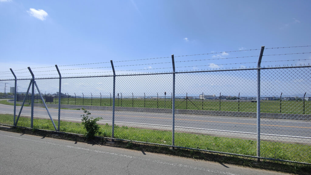 フェンス越しの横田基地