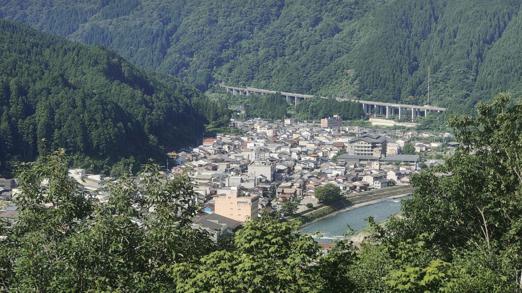 郡上八幡城入り口から見た町の景色